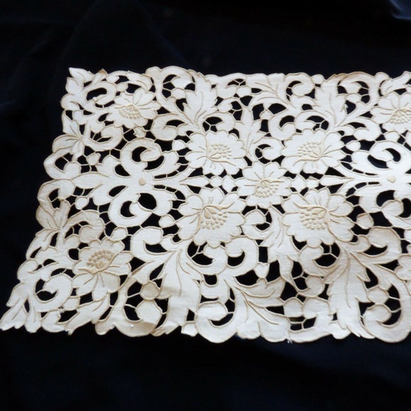 Handmade Ecru Embroidery Cutout work floral lace 18 x 11.25 Table Linen Placemat - Picture 4 of 5